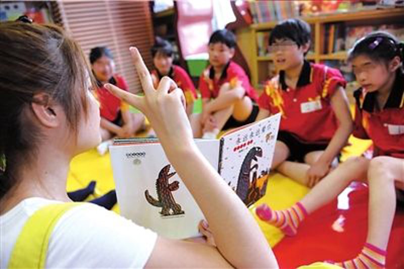 在深秋的夜晚，小镇上的孩子们围坐在篝火旁，准备聆听一个个神奇的民间故事。今天的故事会将由小朋友们和家长们共同探索那些流传千年的精彩传说。